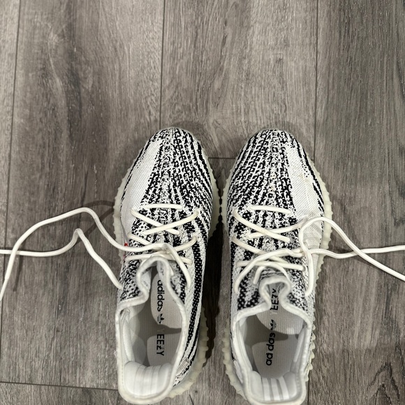 Adidas Yeezy Boost 350 V2 in Black and White - Picture 1 of 2